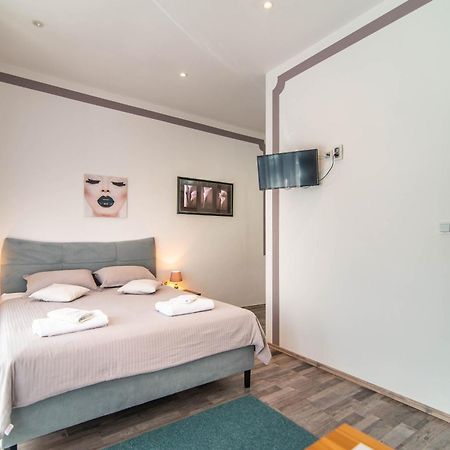 Giovanna Boutique Rooms & Pool พูลา ภายนอก รูปภาพ