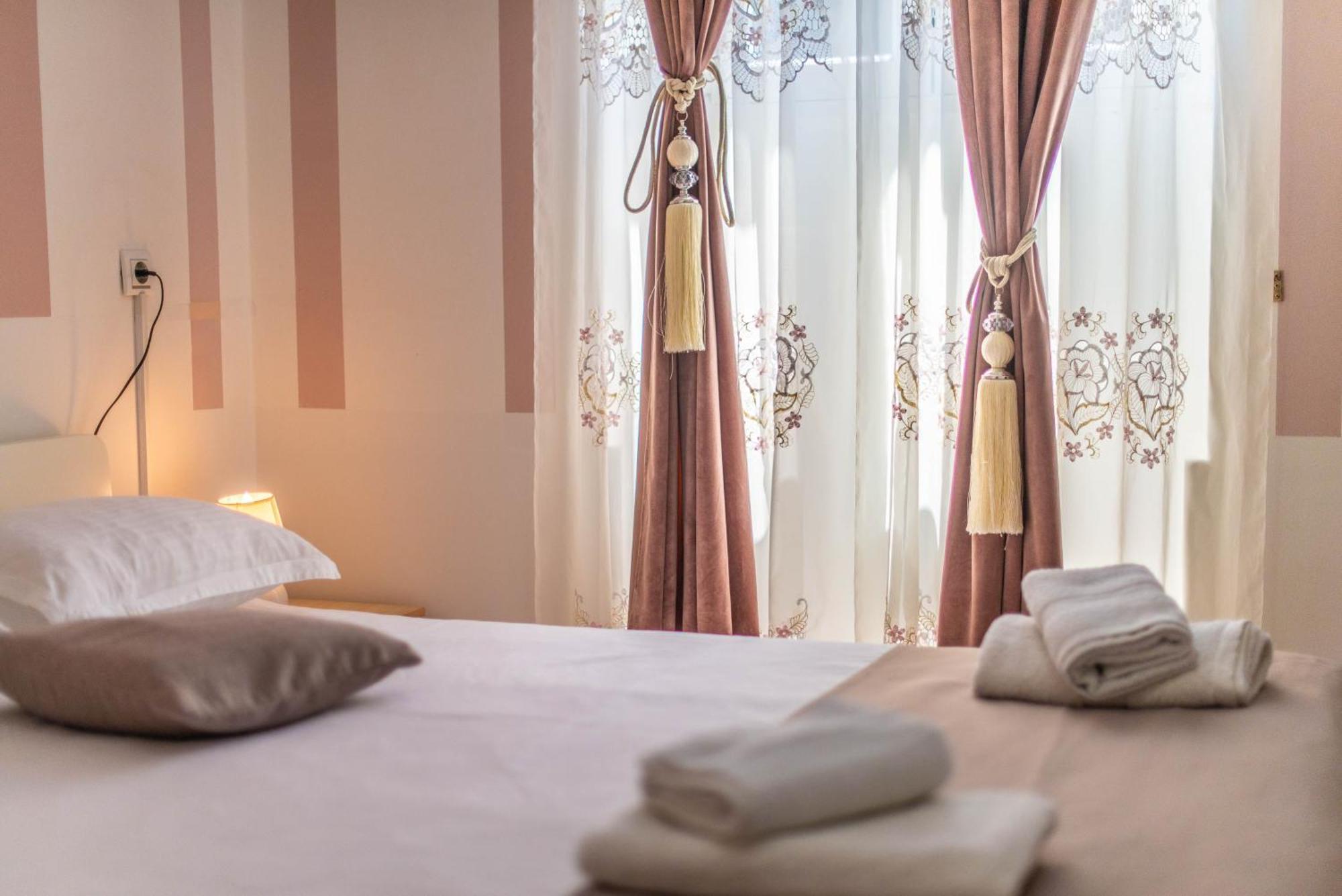 Giovanna Boutique Rooms & Pool พูลา ภายนอก รูปภาพ