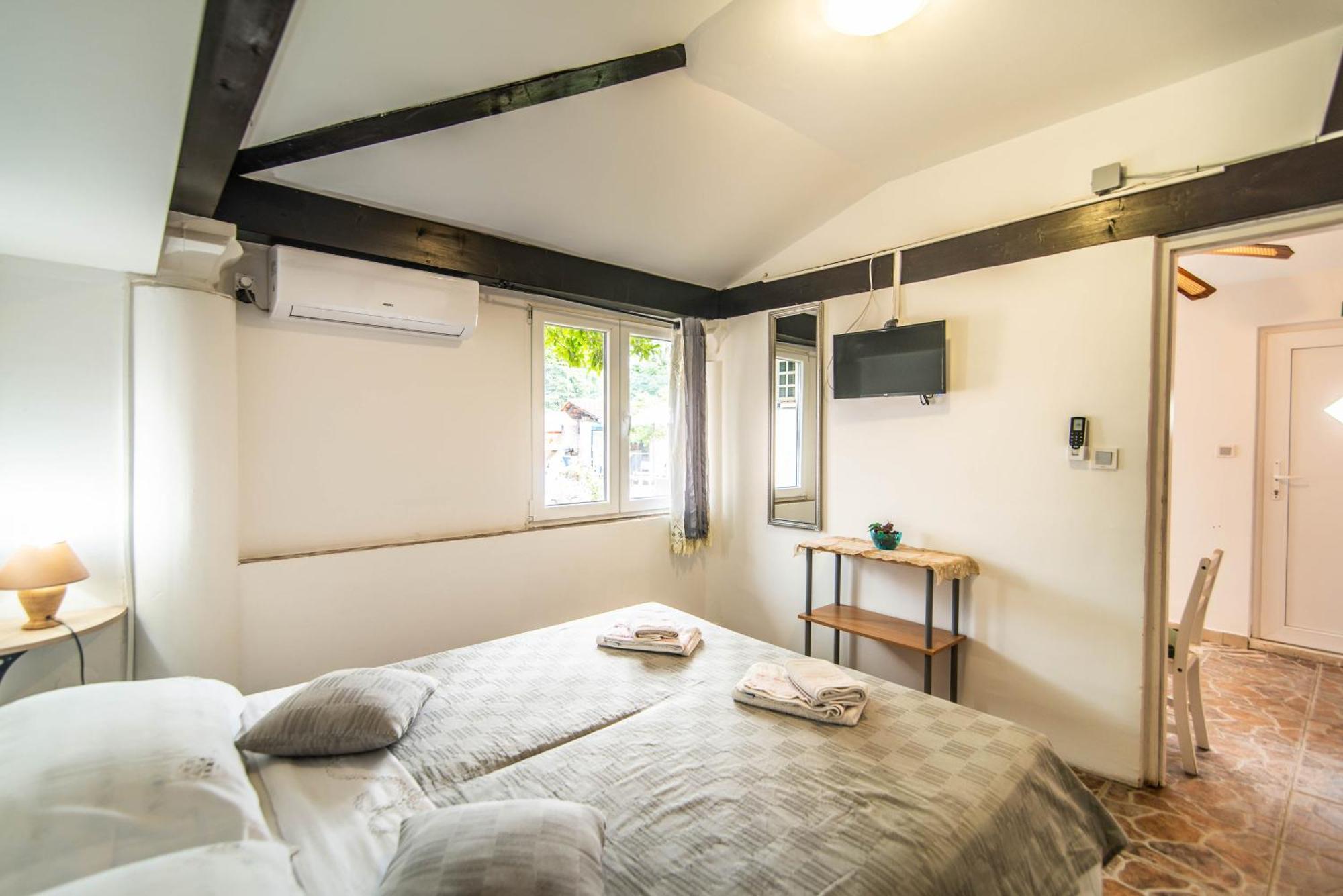 Giovanna Boutique Rooms & Pool พูลา ภายนอก รูปภาพ